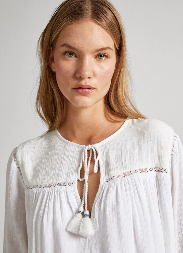 FLUID BLOUSE WITH LACE DETAIL