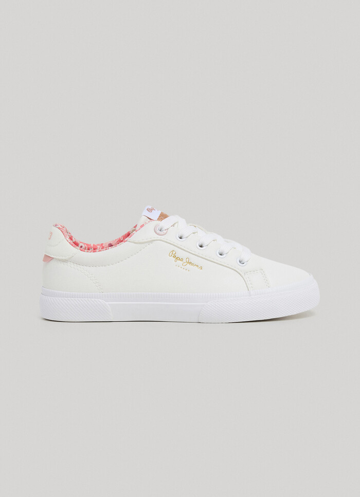 CLASSIC LACE-UP FASTENING TRAINERS