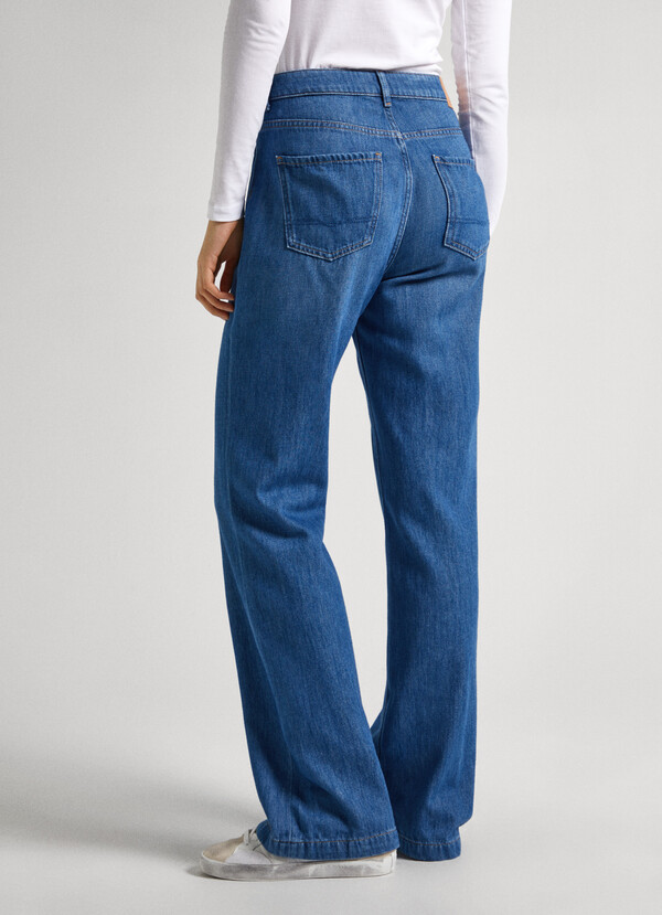 HIGH-RISE SLIM FIT JEANS