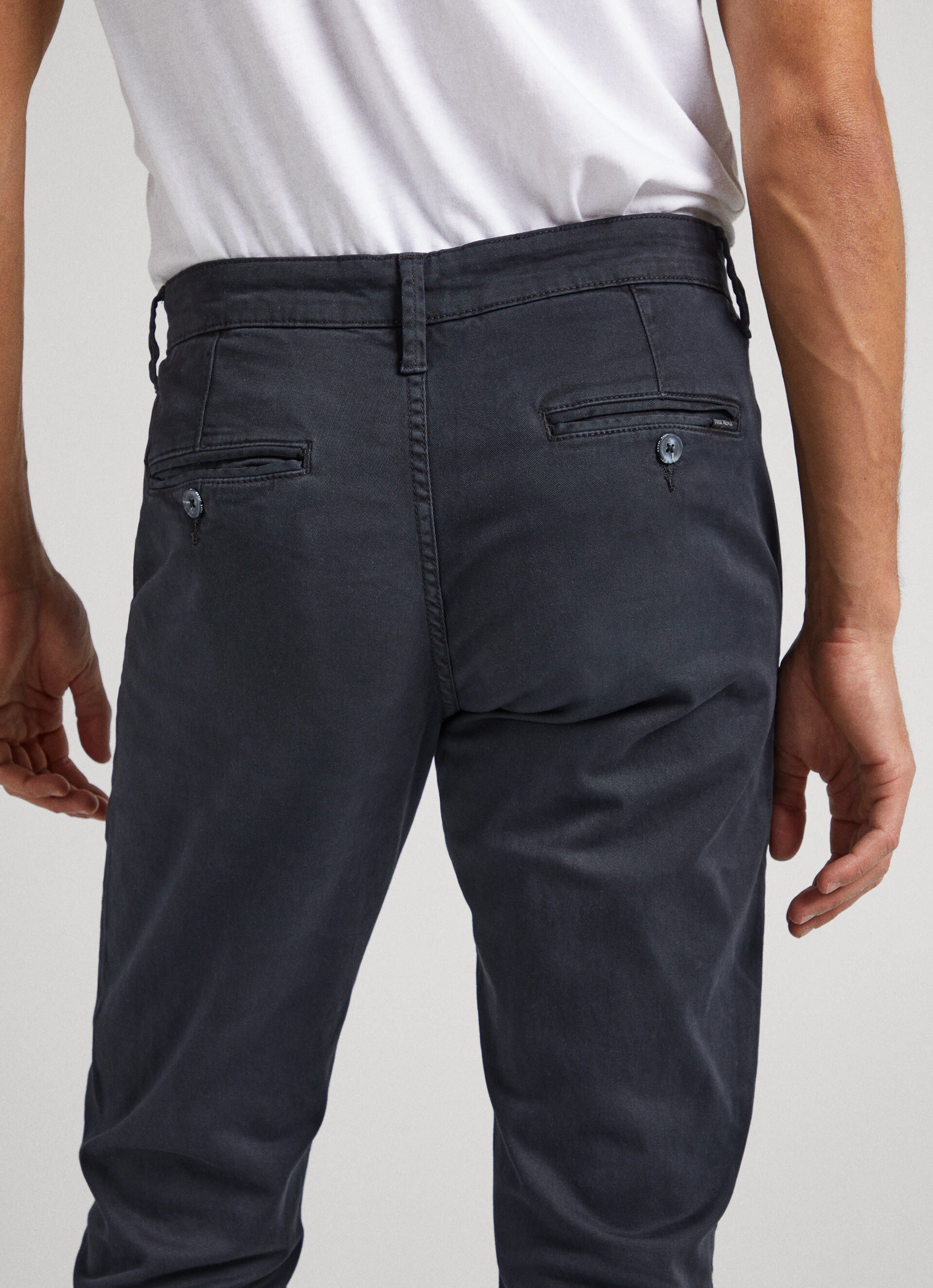 PANTALÓN CHINO SLIM COLOR SÓLIDO PEPEJEANS