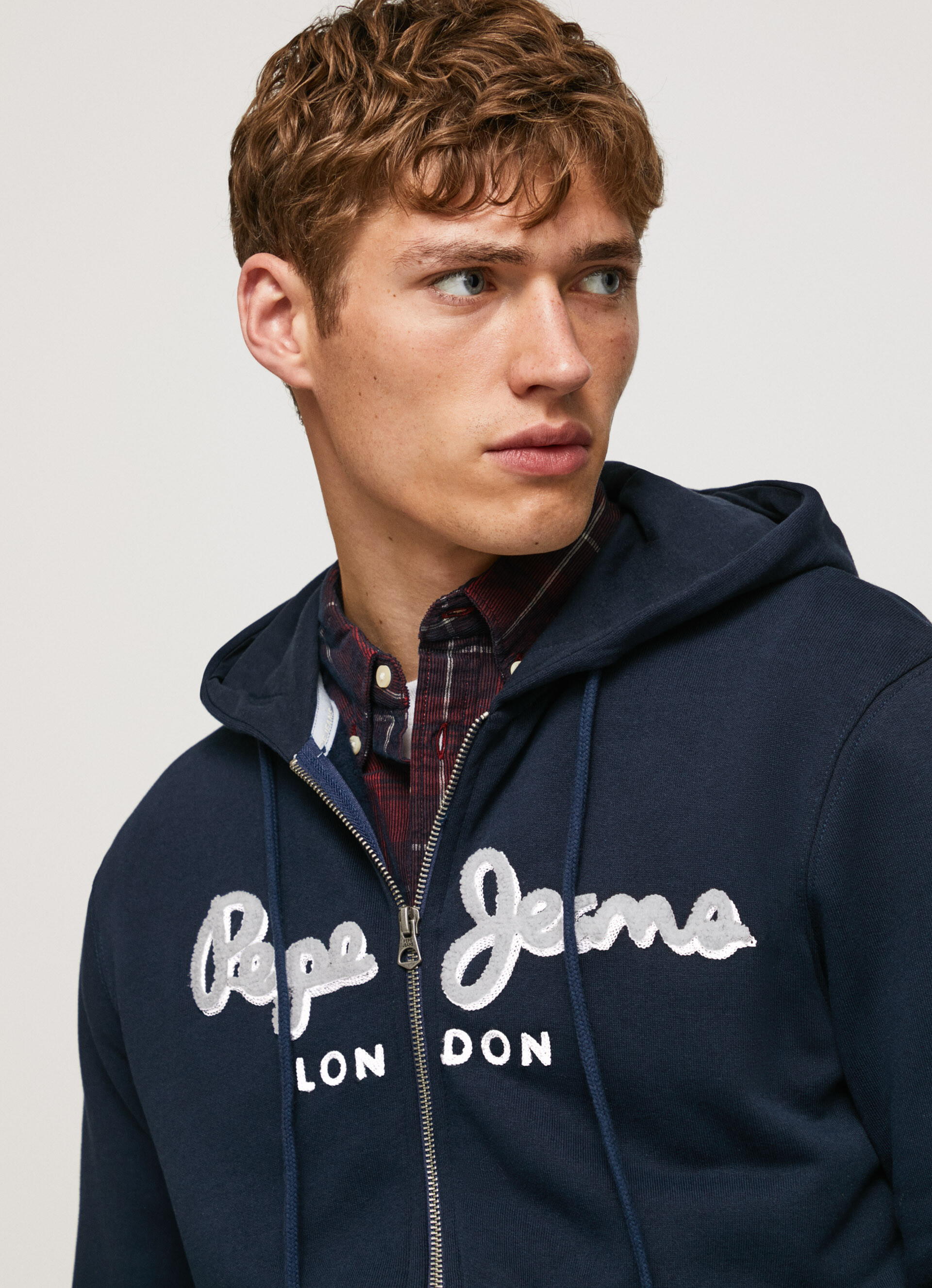 SUDADERA LOGO Y CAPUCHA |